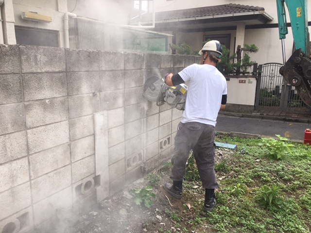 本日 東京都世田谷区若林a様邸のブロック塀撤去作業を行いました スタッフブログ 山梨県 富士吉田市 解体工事 有限会社 舟久保 格安